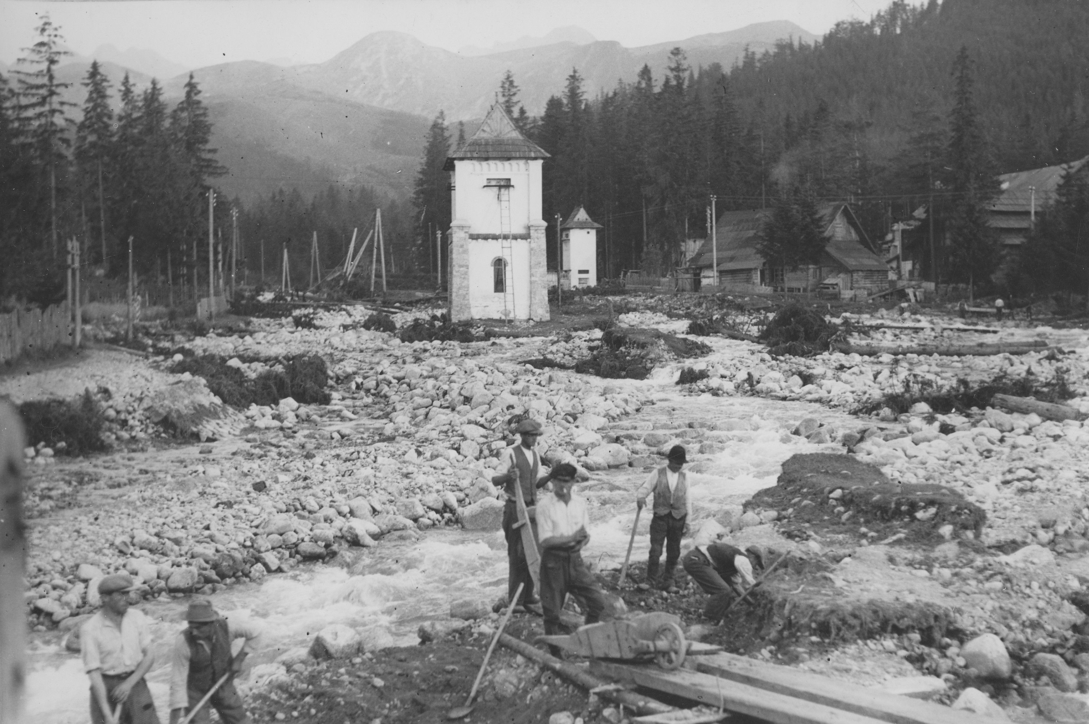 1934 Mieszkancy Zakopanego porzadkuja brzegi potoku po powodzi