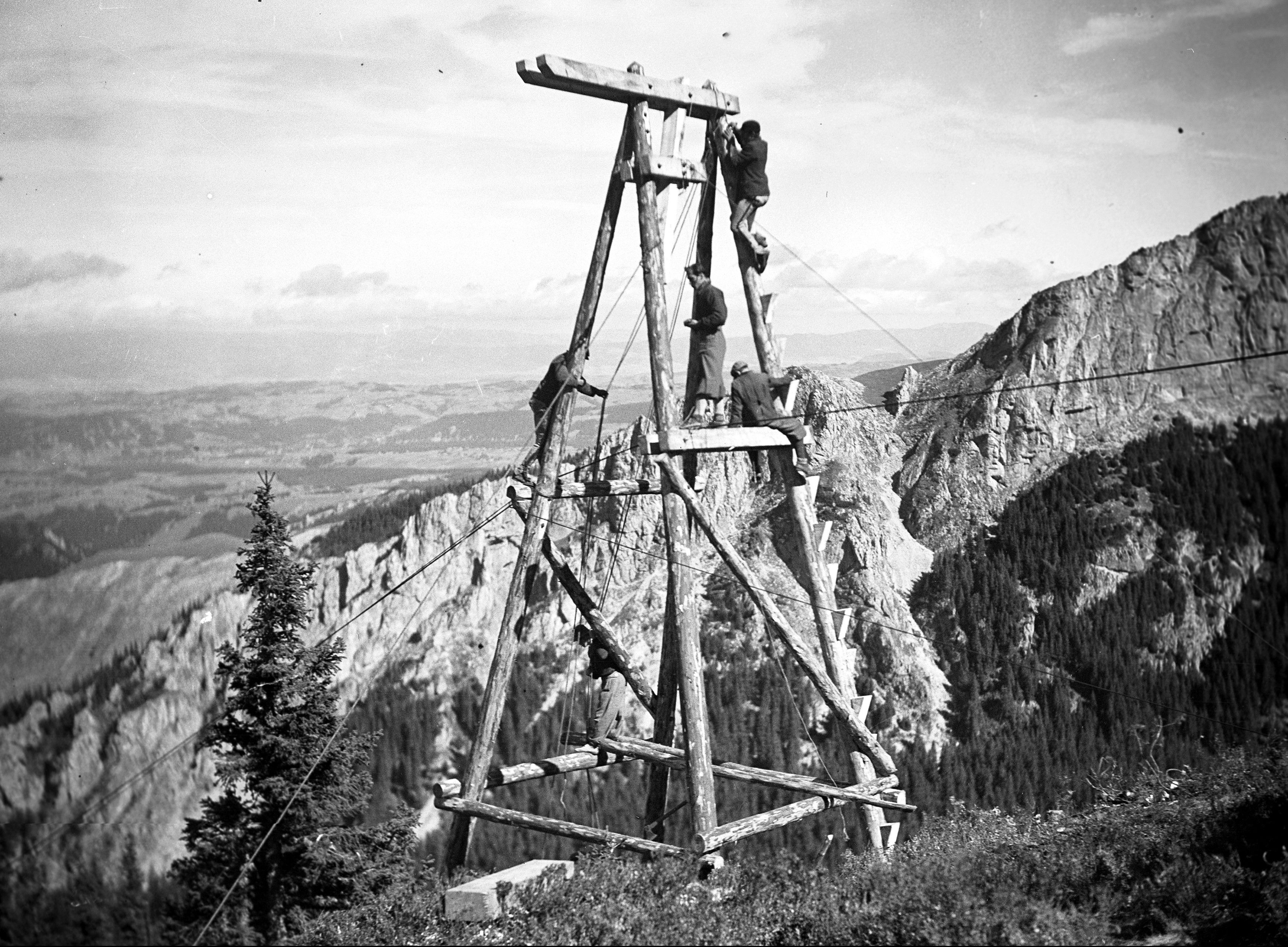 1935 budowa podpory pod kolejke na kasprowy